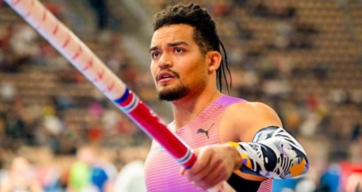  希腊选手卡拉里斯跃过6米17，成为撑竿跳历史第二人 新闻