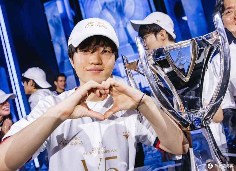  脱口秀舞台上，电竞少年大胆调侃足球名宿；输越南赢韩国，范志毅被点名。 娱乐新闻