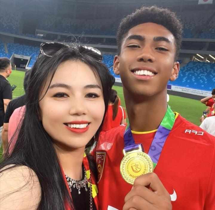  十年砺剑终出征，母子感恩恒大足校；不忘初心再启程，张洪福迈向新征途。 体育新闻 十年砺剑终出征，母子感恩恒大足校；不忘初心再启程，张洪福迈向新征途。 体育新闻 十年砺剑终出征，母子感恩恒大足校；不忘初心再启程，张洪福迈向新征途。 体育新闻