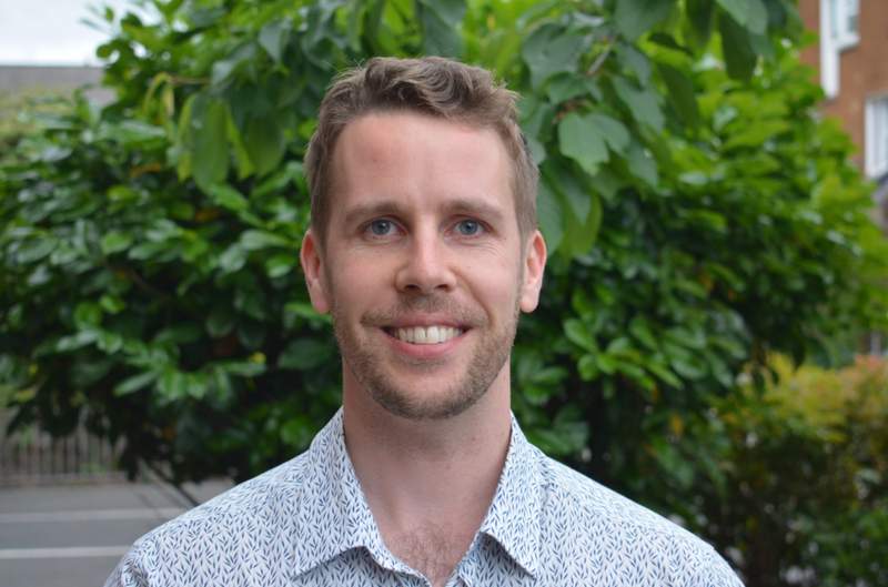  AI伴侣下载量惊人，已成数亿用户情感寄托；学者认为，它对受伤心灵有助益，却需警惕潜在隐患。 情感心理