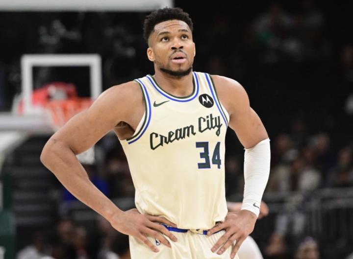  沮丧之下摔球泄愤；字母哥自白，我也是普通人，需要慢慢适应。 情感心理