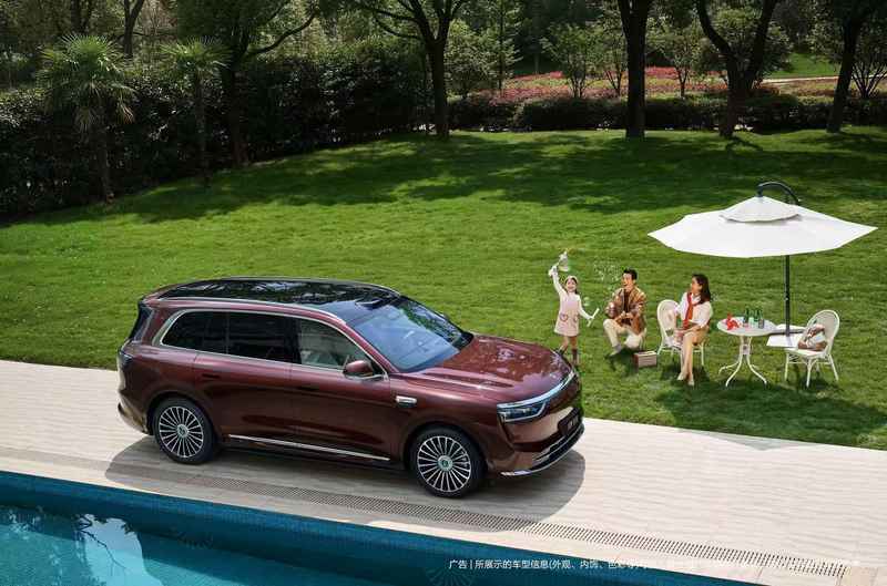  瑞红热情绽放，湛蓝深邃宁静；问界M8新色策略解析。 汽车科技