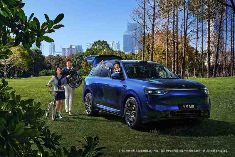  瑞红热情绽放，湛蓝深邃宁静；问界M8新色策略解析。 汽车科技