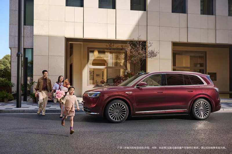  瑞红热情绽放，湛蓝深邃宁静；问界M8新色策略解析。 汽车科技