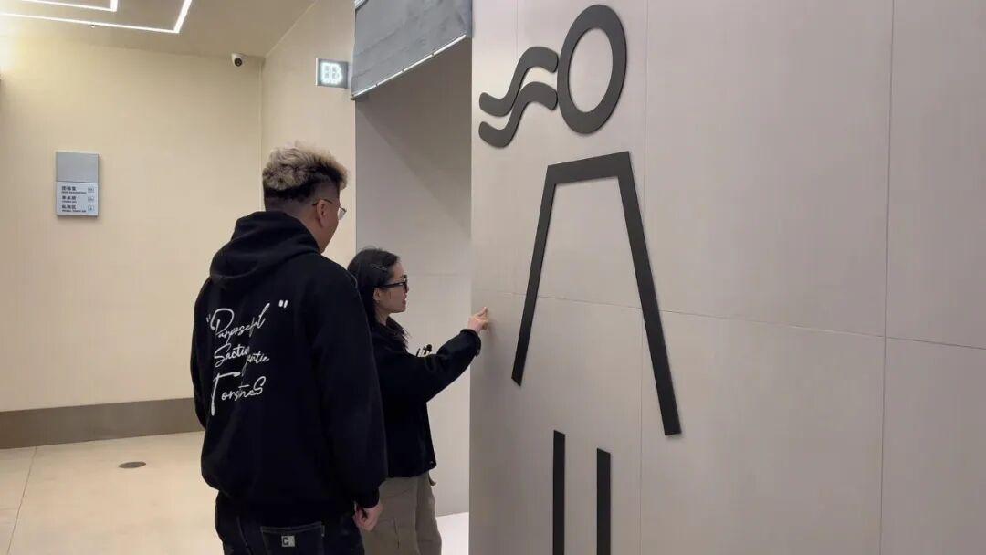  健身房私密区突发意外，女子遭遇尴尬一幕，心理压力骤增。 健康养生