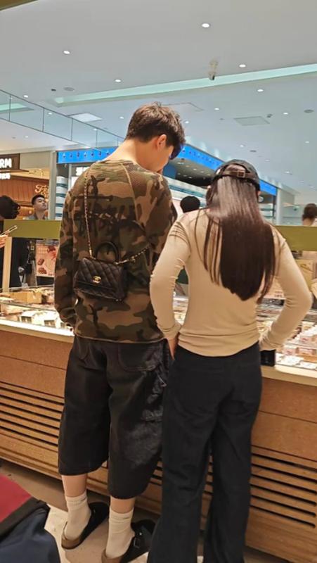 从“东北宋仲基”到翩翩少年:安吉街拍背后的成长启示录 娱乐新闻